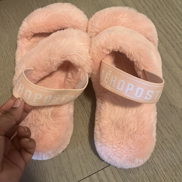 Aeropostale pink faux fur slippers - Picture 2 of 4